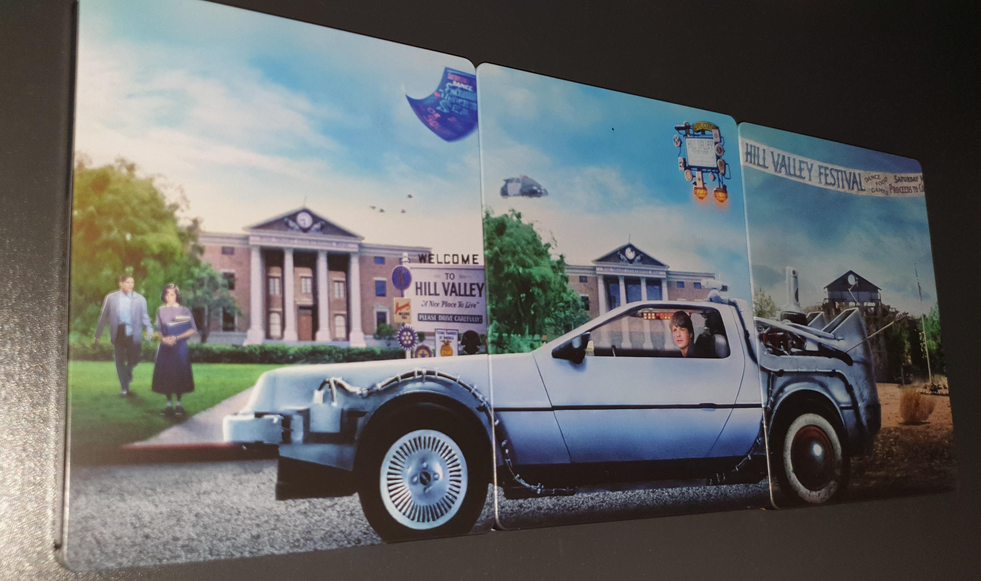 Backcover Zurück in die Zukunft 4K Steelbook Trilogie mit DeLorean