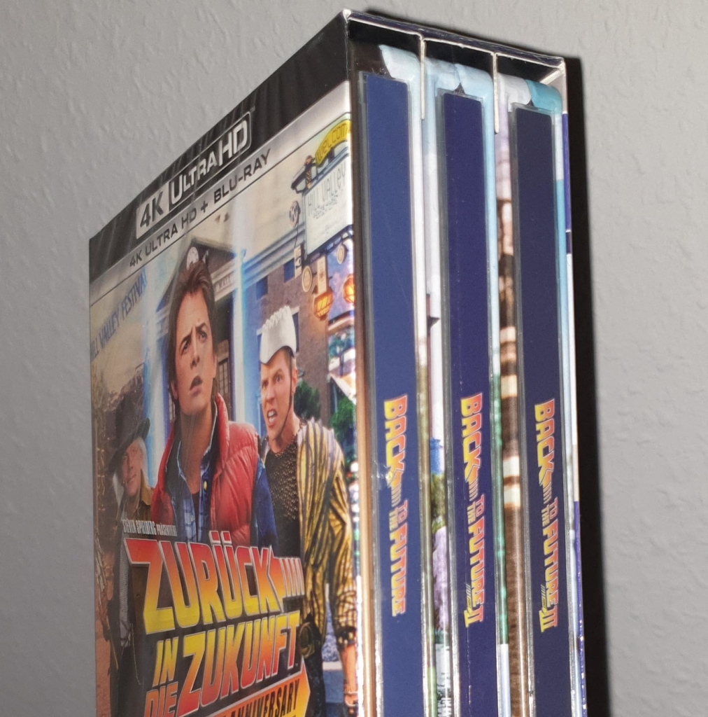 Pappschuber der Zurück in die Zukunft 4K-Trilogie mit abnehmbaren FSK Sticker und Trennern zwischen den Steelbooks