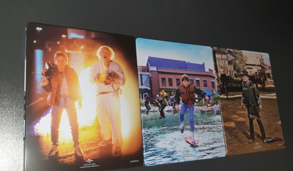 Frontcover der Steelbooks der Zurück in die Zukunft 4K Trilogie mit Michael J. Fox und Christopher Lloyd