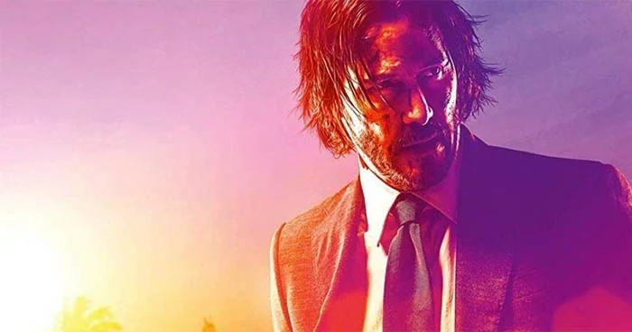 Keanu Reeves als John Wick vor einem Sonnenuntergang