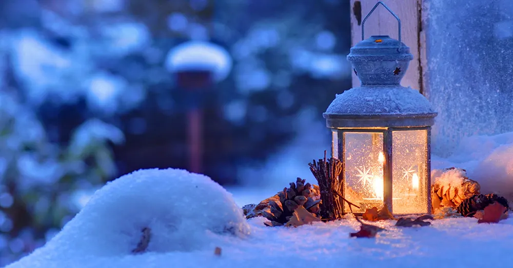 Weihnachtsgefühle: Laterne mit Licht und Schnee (webp)